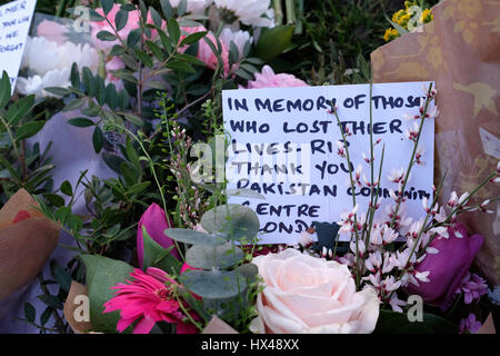 London, UK. 24. März 2017. Floral Tribute und Nachrichten für die Opfer des Westminster Terror Angriff, Westminster, London. © ZEN - Zaneta Razaite / Alamy Live News Stockfoto