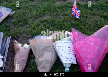 London, UK. 24. März 2017. Floral Tribute und Nachrichten für die Opfer des Westminster Terror Angriff, Westminster, London. © ZEN - Zaneta Razaite / Alamy Live News Stockfoto