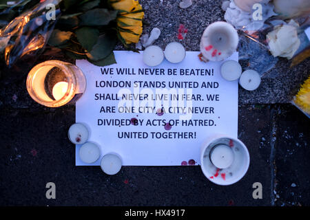 London, UK. 24. März 2017. Ehrungen und Nachrichten für die Opfer des Westminster Terror Angriff links am Trafalgar Square. © ZEN - Zaneta Razaite / Alamy Live News Stockfoto