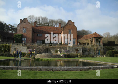 London, UK. 24. März 2017: Allgemeine Blick auf den Port Lympne Mansion Hotel und Landschaftsgärten, entworfen von Architekt Sir Herbert Baker für Sir Philip Sassoon.  Port Lympne Reserve in der Nähe der Stadt Hythe, Kent, England liegt inmitten von 600 Hektar und beinhaltet die historischen Herrenhaus und Landschaftsgärten. © David Mbiyu/Alamy Live-Nachrichten Stockfoto