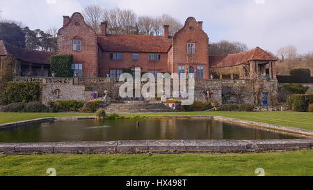 London, UK. 24. März 2017: Allgemeine Blick auf den Port Lympne Mansion Hotel und Landschaftsgärten, entworfen von Architekt Sir Herbert Baker für Sir Philip Sassoon.  Port Lympne Reserve in der Nähe der Stadt Hythe, Kent, England liegt inmitten von 600 Hektar und beinhaltet die historischen Herrenhaus und Landschaftsgärten. © David Mbiyu/Alamy Live-Nachrichten Stockfoto