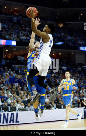 Memphis, TN, USA. 25. März 2017. Kentucky Wildcats bewachen De'Aaron Fox (0) erzielte am UCLA Bruins Guard Bryce Alford (20) als der University of Kentucky UCLA in der NCAA Region Süd-Halbfinale im FedExForum in Memphis, TN, Freitag, 24. März 2017 gespielt. Dies ist zweite Hälfte Aktion. UK gewann 86-75, um das Meisterschaftsspiel der südlichen Region zu gelangen. Bildnachweis: Lexington Herald-Leader/ZUMA Draht/Alamy Live-Nachrichten Stockfoto