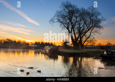 Rufford, Lancashire, UK Wetter. 25. März 2017, trocken, hell und frostig kalt Golden Dawn starten für die Bewohner von Str. Marys Marina am Leeds-Liverpool-Kanal. Kredite; MediaWorldImages/AlamyLiveNews Stockfoto