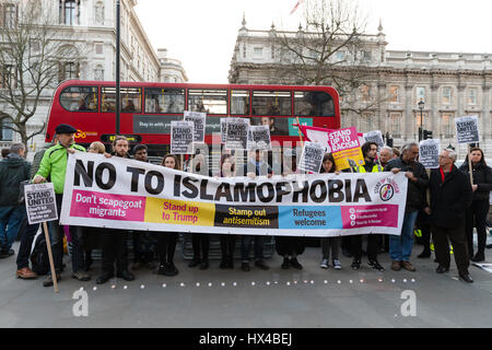 London, UK. 24. März 2017. Stehen bis zum Rassismus und muslimischen Engagement und Entwicklung (MEND) halten ein Protest und Einheit Mahnwache gegen Rassismus und Islamfeindlichkeit gegenüber Downing Street vor dem Hintergrund des Angriffs am Palace of Westminster, die vier Personen, darunter ein Polizist tot am 22. März verlassen. Die Teilnehmer hielten Banner lesen "United stehen. Lassen Sie sich nicht die Rassisten, die uns trennen ". Bildnachweis: Vickie Flores/Alamy Live-Nachrichten Stockfoto