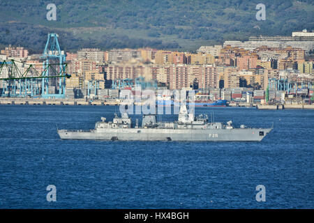 Gibraltar, Gibraltar. 25. März 2017. 25. März eingegeben – Gibraltar – die deutsche Marine F215 Brandenburg, einer der vier deutschen Allzweck Brandenburg Klasse Fregatten, die Bucht von Gibraltar navigieren in spanischen Gewässern früh am Samstagmorgen auf dem Weg nach Algeciras, Spanien. Im Hintergrund der spanischen Hafen von Algeciras befindet sich gegenüber der Bucht von Gibraltar, direkt gegenüber der britischen Übersee Gebiet von Gibraltar befindet sich ein britischer Marinestützpunkt. Bildnachweis: Stephen Ignacio/Alamy Live-Nachrichten Stockfoto