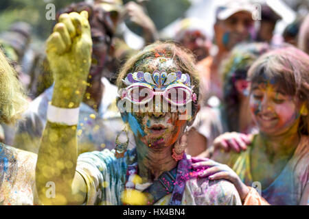 Kuala Lumpur, MALAYSIA. 25. März 2017. Teilnehmer feiert die SDS(Sanatan Dharam Sabha) Holi-Fest am 25. März 2017 bei Lakshmi Narayan-Tempel in Kuala Lumpur, Malaysia. Es ist Malaysias größte Farbe fest. Bildnachweis: Chris Jung/ZUMA Draht/Alamy Live-Nachrichten Stockfoto