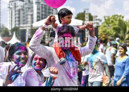 Kuala Lumpur, MALAYSIA. 25. März 2017. Teilnehmer feiert die SDS(Sanatan Dharam Sabha) Holi-Fest am 25. März 2017 bei Lakshmi Narayan-Tempel in Kuala Lumpur, Malaysia. Es ist Malaysias größte Farbe fest. Bildnachweis: Chris Jung/ZUMA Draht/Alamy Live-Nachrichten Stockfoto