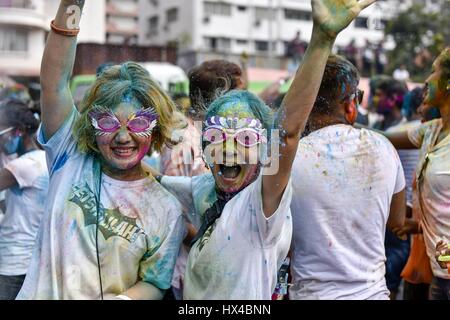 Kuala Lumpur, MALAYSIA. 25. März 2017. Teilnehmer feiert die SDS(Sanatan Dharam Sabha) Holi-Fest am 25. März 2017 bei Lakshmi Narayan-Tempel in Kuala Lumpur, Malaysia. Es ist Malaysias größte Farbe fest. Bildnachweis: Chris Jung/ZUMA Draht/Alamy Live-Nachrichten Stockfoto