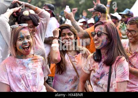 Kuala Lumpur, MALAYSIA. 25. März 2017. Teilnehmer feiert die SDS(Sanatan Dharam Sabha) Holi-Fest am 25. März 2017 bei Lakshmi Narayan-Tempel in Kuala Lumpur, Malaysia. Es ist Malaysias größte Farbe fest. Bildnachweis: Chris Jung/ZUMA Draht/Alamy Live-Nachrichten Stockfoto