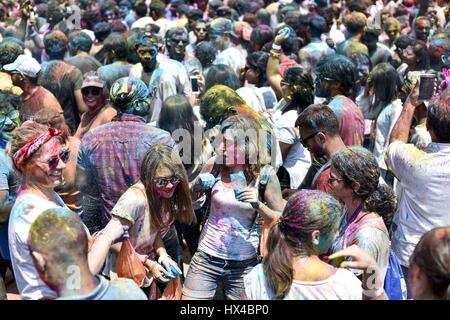 Kuala Lumpur, MALAYSIA. 25. März 2017. Teilnehmer feiert die SDS(Sanatan Dharam Sabha) Holi-Fest am 25. März 2017 bei Lakshmi Narayan-Tempel in Kuala Lumpur, Malaysia. Es ist Malaysias größte Farbe fest. Bildnachweis: Chris Jung/ZUMA Draht/Alamy Live-Nachrichten Stockfoto