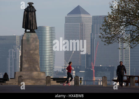 Greenwich, London, Vereinigtes Königreich. 25. März 2017. Sonniges Frühlingswetter im Greenwich Park am letzten Tag der Greenwich Mean Time vor Uhren vorwärts gehen, British Summer Time heute Abend. Rob Powell/Alamy Live-Nachrichten Stockfoto