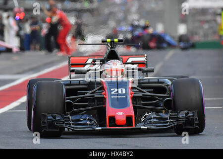 Albert Park, Melbourne, Australien. 25. März 2017. Kevin Magnussen (DEN) #20 von Haas F1 Team verlässt die Gruben für die qualifying-Session bei der 2017 Australian Formula One Grand Prix im Albert Park in Melbourne, Australien. Sydney Low/Cal Sport Media/Alamy Live-Nachrichten Stockfoto