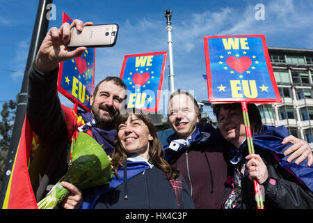 London, UK. 25. März 2017. Für Europa März zu vereinen. Anti-Austritt Demonstranten versammeln und marschieren zum Parlament. Bildnachweis: Bettina Strenske/Alamy Live-Nachrichten Stockfoto