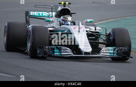 Melbourne, Australien. 25. März 2017. Mercedes AMG Petronas Formel1 Fahrer Valtteri Bottas Finnland fährt während des Qualifyings die Australian Formula One Grand Prix Albert Park Circuit in Melbourne, Australien am 25. März 2017. Bildnachweis: Bai Xue/Xinhua/Alamy Live-Nachrichten Stockfoto