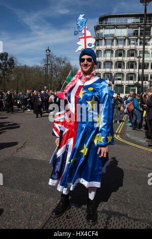 London, UK. 25. März 2017. Für Europa März zu vereinen. Anti-Austritt Demonstranten versammeln und marschieren zum Parlament. © Bettina Strenske/Alamy Live-Nachrichten Stockfoto