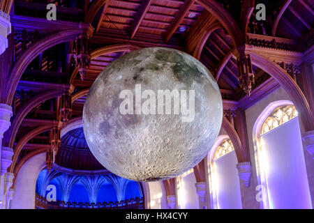 Bristol, UK. 25. März 2017. Hängend in der Haupthalle der Wills Gebäude der Bristol University, ist das Museum des Mondes ein genaues Modell des Mondes. Mit NASA Bilder erstellt, es ist innen beleuchtet und 7 Meter im Durchmesser misst. CreatedBy Künstler Luke Jerram, ist es auf einer UK-Tour. In Bristol vor, hat wie die Parkstraße Wasserrutsche Luke Jerram Kunst geschaffen. Bildnachweis: Herr Standfast/Alamy Live-Nachrichten Stockfoto