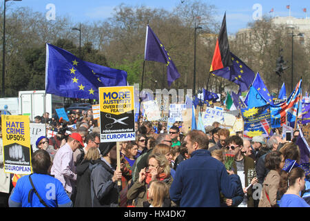 London, UK. 25. März 2017. Tausende von Menschen beteiligen sich an der Unite für Europa und Stop sammeln im Zentrum von London, dem Parlament gegen Austritt zu marschieren, da Premierminister Theresa May auf Trigger Artikel 50 Credit gesetzt ist: Amer Ghazzal/Alamy Live-Nachrichten Stockfoto