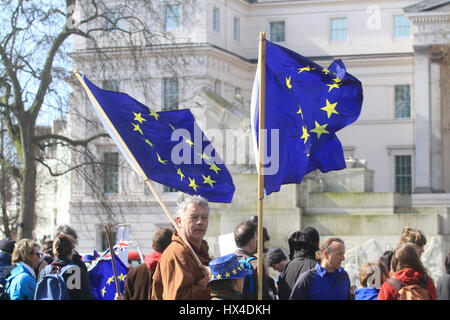 London, UK. 25. März 2017. Tausende von Menschen beteiligen sich an der Unite für Europa und Stop sammeln im Zentrum von London, dem Parlament gegen Austritt zu marschieren, da Premierminister Theresa May auf Trigger Artikel 50 Credit gesetzt ist: Amer Ghazzal/Alamy Live-Nachrichten Stockfoto