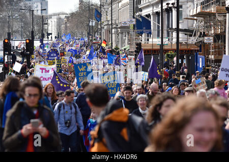 London, UK. 25. März 2017. Der pro-Europe-Marsch für Europa macht seinen Weg durch das Zentrum von London. Tausende marschierten vom Park Lane, Parliament Square gegen Austritt und der Europäischen Union zu unterstützen. Bildnachweis: Jacob Sacks-Jones/Alamy Live-Nachrichten. Stockfoto