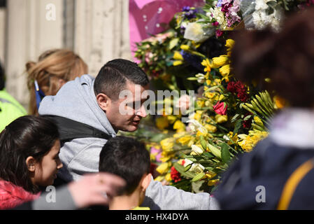 Viele der Demonstranten Unite hinzugefügt Blumen an den Zaun an der Palace of Westminster nach marschieren vom Park Lane demonstrieren gegen "Brexit". Sie wurden zu Ehren gebracht Terroranschlag am Mittwoch die Leben verloren Stockfoto