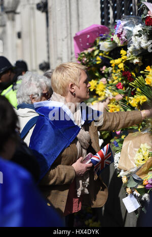 Viele der Demonstranten Unite hinzugefügt Blumen an den Zaun an der Palace of Westminster nach marschieren vom Park Lane demonstrieren gegen "Brexit". Sie wurden zu Ehren gebracht Terroranschlag am Mittwoch die Leben verloren Stockfoto