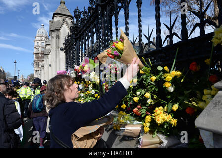 Viele der Demonstranten Unite hinzugefügt Blumen an den Zaun an der Palace of Westminster nach marschieren vom Park Lane demonstrieren gegen "Brexit". Sie wurden zu Ehren gebracht Terroranschlag am Mittwoch die Leben verloren Stockfoto