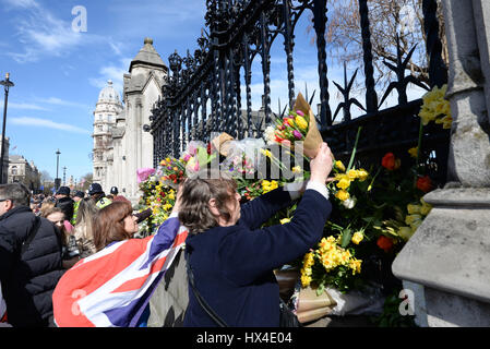 Viele der Demonstranten Unite hinzugefügt Blumen an den Zaun an der Palace of Westminster nach marschieren vom Park Lane demonstrieren gegen "Brexit". Sie wurden zu Ehren gebracht Terroranschlag am Mittwoch die Leben verloren Stockfoto