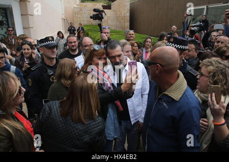 Malaga, Spanien. 25. März 2017. Antonio Banderas geht Málaga vor zahlreichen Fans und Fans auf dem 20 spanischen Filmfestival von Malaga. Bildnachweis: ZUMA Press, Inc./Alamy Live-Nachrichten Stockfoto