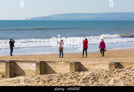 Bournemouth, Dorset, UK. 25. März 2017. UK-Wetter: schönen warmen, sonnigen Tag als Besucher gehen ans Meer machen das Beste aus der Sonne an den Stränden von Bournemouth. Die Fotos von der Szene auf über Old Harry Rocks und den Purbecks Besucher Stockfoto