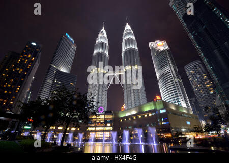 Kuala Lumpur, Malaysia. 25. März 2017. Die Petronas Towers sind in Kuala Lumpur, Malaysia, am 25. März 2017 Earth Hour gesehen. Bildnachweis: Chong Voon Chung/Xinhua/Alamy Live-Nachrichten Stockfoto