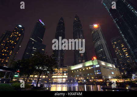 Kuala Lumpur, Malaysia. 25. März 2017. Lichter der Petronas Towers werden während der Earth Hour in Kuala Lumpur, Malaysia, am 25. März 2017 abgeschaltet. Bildnachweis: Chong Voon Chung/Xinhua/Alamy Live-Nachrichten Stockfoto