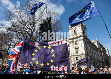 London, UK. 25. März 2017. Die Statue von Churchill in Parliament Square umgeben von europäischen Flaggen und Union Flaggen. Für Europa März zu vereinen. Anti-Austritt Demonstranten versammeln und marschieren zum Parlament. © Bettina Strenske/Alamy Live-Nachrichten Stockfoto