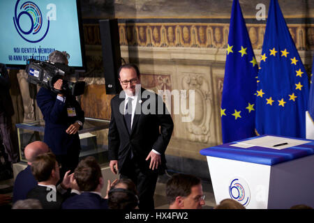 Rom, Italien. 25. März 2017. Der französische Präsident Francois Hollande geht zurück auf seinen Sitz nach Unterzeichnung der "Erklärung von Rom" während einer Zeremonie am Kapitol in Rom, Italien, am 25. März 2017. Staats-und Regierungschefs der Europäischen Union (EU) am Samstag markiert den 60. Jahrestag der Römischen Verträge Gründung des Integrationsprozesses, mit einem großen Festakt in der italienischen Hauptstadt. Bildnachweis: Jin Yu/Xinhua/Alamy Live-Nachrichten Stockfoto