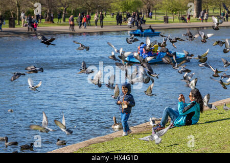 Einen schönen sonnigen Samstag Nachmittag fand Londoner und Touristen genießen die warme Sonnenstrahlen im The Regents Park, London UK. Stockfoto