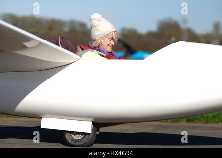Shobdon Flugplatz, anstrengenden Tag in Herefordshire Gliding Club an einem Tag des frühlingshaften Wetters. Weibliche Segelflieger macht sich bereit, ihren einzigen Sitz Standard Libelle Gleitschirm zu fliegen. Stockfoto