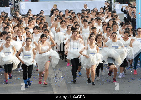 Bangkok, Thailand. 25. März 2017. Bräute konkurrieren in den "EAZY Running der Bräute" Contest in Bangkok, Thailand, 25. März 2017. Insgesamt 250 Thai Paare bewarben sich in den Lauf-Event am Samstag in Bangkok, in der Hoffnung auf eine Hochzeitspaket im Wert von 1 Million Baht zu gewinnen. Bildnachweis: Rachen Sageamsak/Xinhua/Alamy Live-Nachrichten Stockfoto