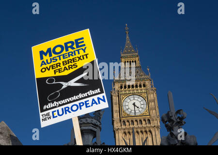 Plakat setzen auf dem Zaun des Hauses des Parlaments 25. März 2017 London UK Unite für Europa nationalen Marsch Credit: Brian Southam/Alamy Live News Stockfoto