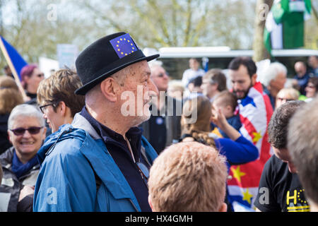 London, UK. 25. März 2017. Für Europa März in London zu vereinen. Tausende marschieren vom Green Park, Parliament Square gegen Brexit Credit: Nathaniel Noir/Alamy Live News Stockfoto