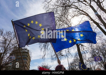 London, UK. 25. März 2017. Für Europa März in London zu vereinen. Tausende marschieren vom Green Park, Parliament Square gegen Brexit Credit: Nathaniel Noir/Alamy Live News Stockfoto