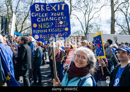 London, UK. 25. März 2017. Menschen marschieren durch die Straßen von London im März 2017 Kreditnachfrage Europa: Radek Bayek/Alamy Live News Stockfoto