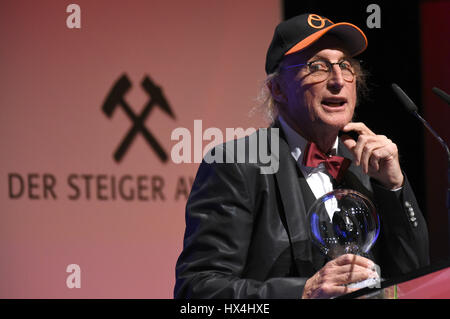 Dortmund, Deutschland. 25. März 2017. Der Komiker Otto Waalkes steht auf der Bühne mit dem Preis für die Kategorie Unterhaltung in den "Steiger Awards" in Dortmund, 25. März 2017. Foto: Henning Kaiser/Dpa/Alamy Live News Stockfoto