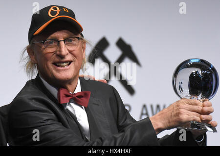 Dortmund, Deutschland. 25. März 2017. Der Komiker Otto Waalkes steht auf der Bühne mit dem Preis für die Kategorie Unterhaltung in den "Steiger Awards" in Dortmund, 25. März 2017. Foto: Henning Kaiser/Dpa/Alamy Live News Stockfoto