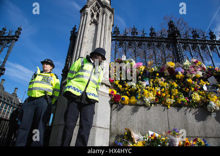 London UK 25. März 2017 Floral Tribute Links zu Ehren der Opfer der Londoner Terror-Anschlag am 22. März, vor den Toren des Palace of Westminster abgebildet sind. Stockfoto