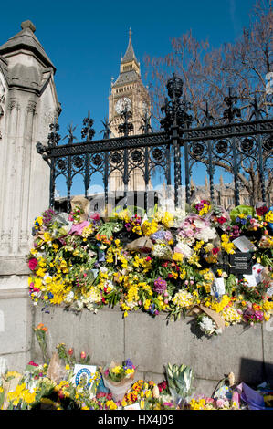 London, 25. März 2017. Blumen in Hommage an diejenigen, die nach den terroristischen Anschlags gestorben, die auf 23 aufgetreten links März Credit: Patrick Nairne/Alamy Live-Nachrichten Stockfoto