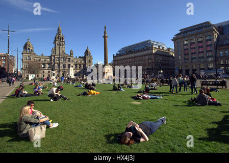 Glasgow, Schottland, UK, Samstag, 25. März 2017 UK Wetter: George Square im Stadtzentrum gefüllt mit Ditizenx und Touristen die Saisonware Sonne zu genießen. © Gerard Fähre/Alamy Live-Nachrichten Stockfoto