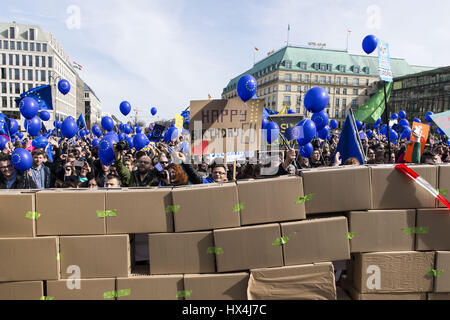 Berlin, Deutschland. 25. März 2017. Anlässlich des 60. Jahrestages der Unterzeichnung der Römischen Verträge Rallye mehrere pro-europäischen Bewegungen und Verbände unter dem Motto "Marsch für Europa" für einen geeinten, freien, offenen und sozial verantwortliche Europa vom Bebelplatz zum Brandenburger Tor in Berlin-Mitte. Zur gleichen Zeit statt in Städten in ganz Europa einschließlich Rom, London, Brüssel, Düsseldorf, Edinburgh, Baden-Baden, Aalborg andere Demonstrationen. Bildnachweis: ZUMA Press, Inc./Alamy Live-Nachrichten Stockfoto