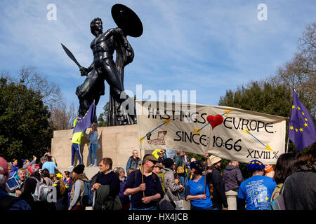 London, UK. 25. März 2017. Demonstranten in der Unite für Europa März demonstrieren auf den Straßen von Westminster, London. Demonstranten aus Hastings montieren unter ein symbolisches Denkmal nach Wellington am Hyde Park Corner Credit: Scott Hortop/Alamy Live News Stockfoto