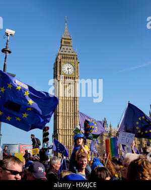 London, UK. 25. März 2017. Demonstranten in der Unite für Europa März demonstrieren auf den Straßen von Westminster, London. Eine Vielzahl von EU-Flaggen sind in Parliament Square fliegen. Bildnachweis: Scott Hortop/Alamy Live-Nachrichten Stockfoto