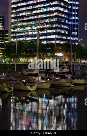 Das Telekom-Gebäude spiegelt sich in den Gewässern von Puerto Madero. Buenos Aires, Argentinien. Stockfoto