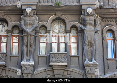 Detail des Atlas des Otto Wulff Gebäudes an der Avenida Belgrano. Monserrat, Buenos Aires, Argentinien. Stockfoto